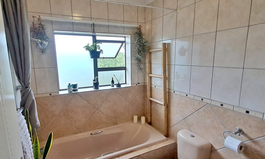 5 Bedroom Property for Sale in Reebok Western Cape